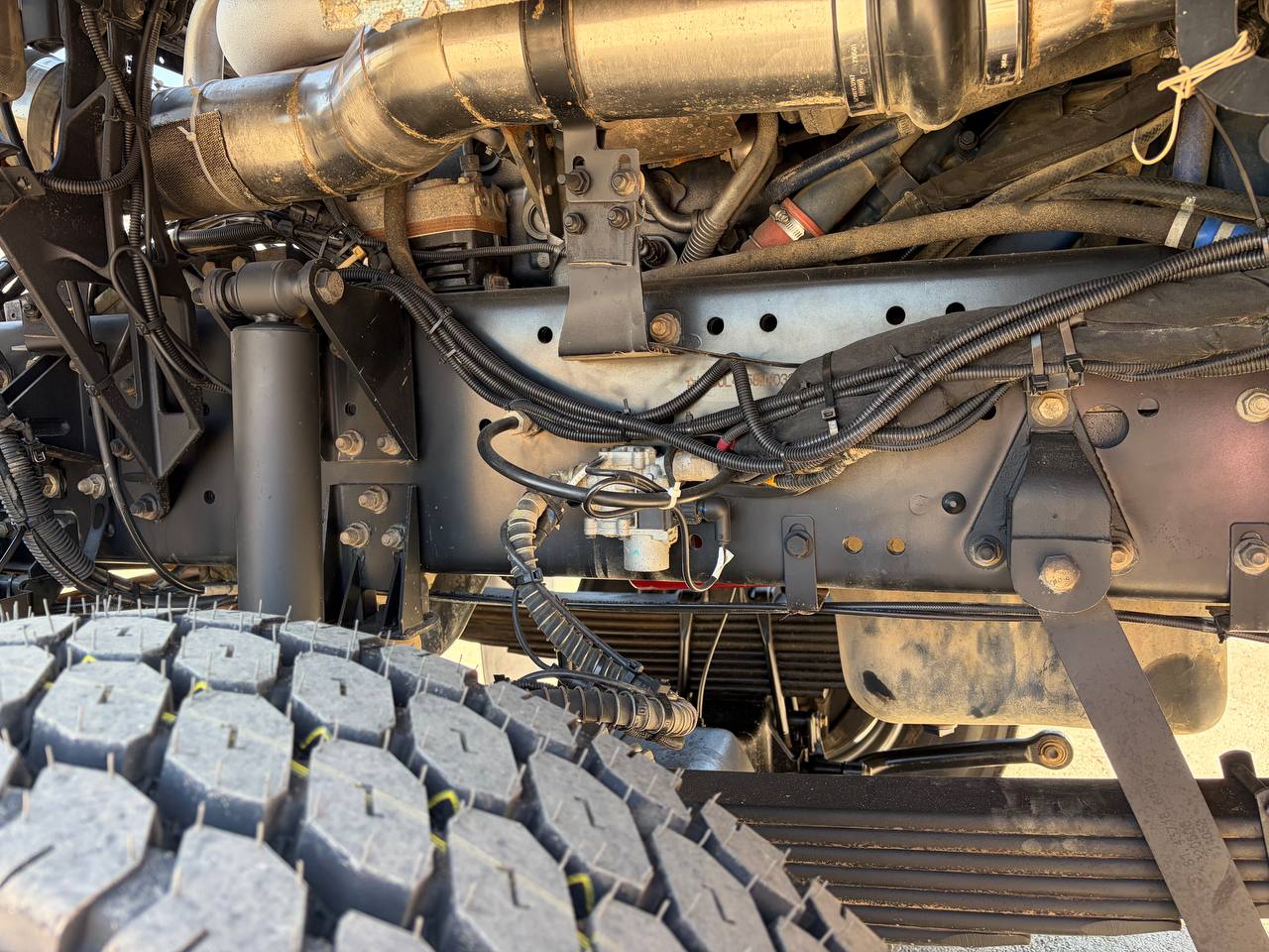 Седельный тягач Shacman X3000 SX42586V385 6x6 в Новокузнецке