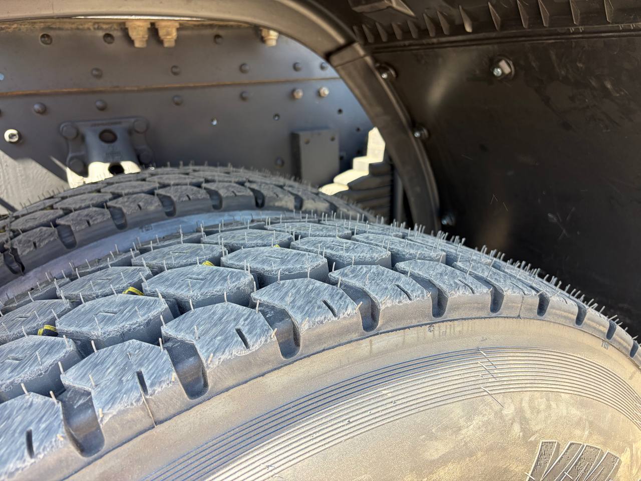 Седельный тягач Shacman X3000 SX42586V385 6x6 в Новокузнецке
