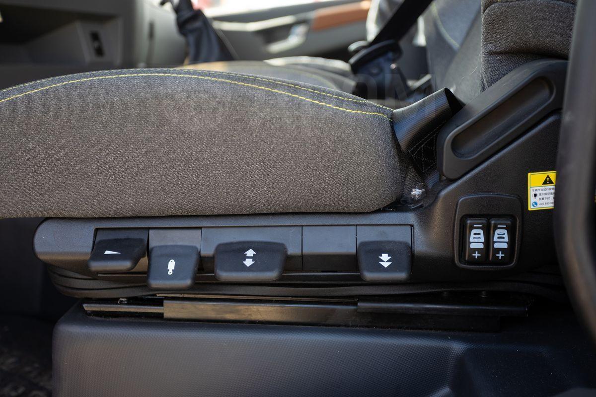 Седельный тягач с КМУ Shacman SX42584V385 в Новокузнецке